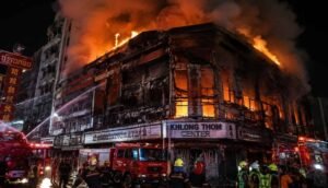 Incendio de grandes dimensiones en el centro comercial Khlong Thom de Bangkok mientras los bomberos trabajan para sofocar las llamas.