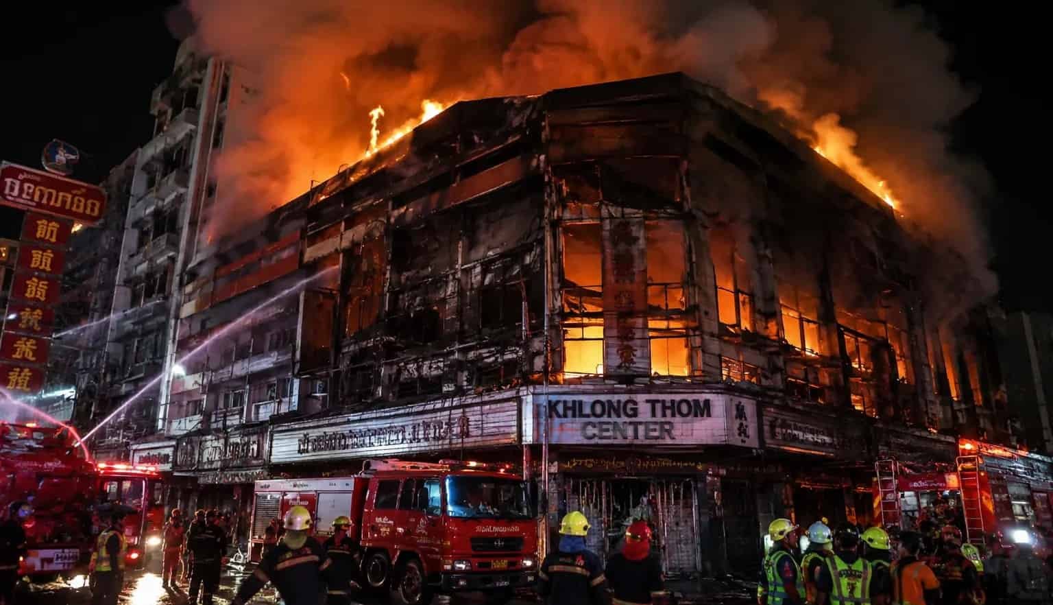 Incendio de grandes dimensiones en el centro comercial Khlong Thom de Bangkok mientras los bomberos trabajan para sofocar las llamas.