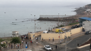 Vista de la costa de Ceuta con gran afluencia de personas en la zona del litoral